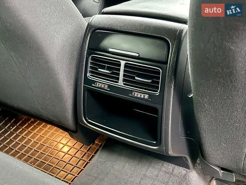 Внедорожник / Кроссовер Volkswagen Touareg 2014 в Киеве