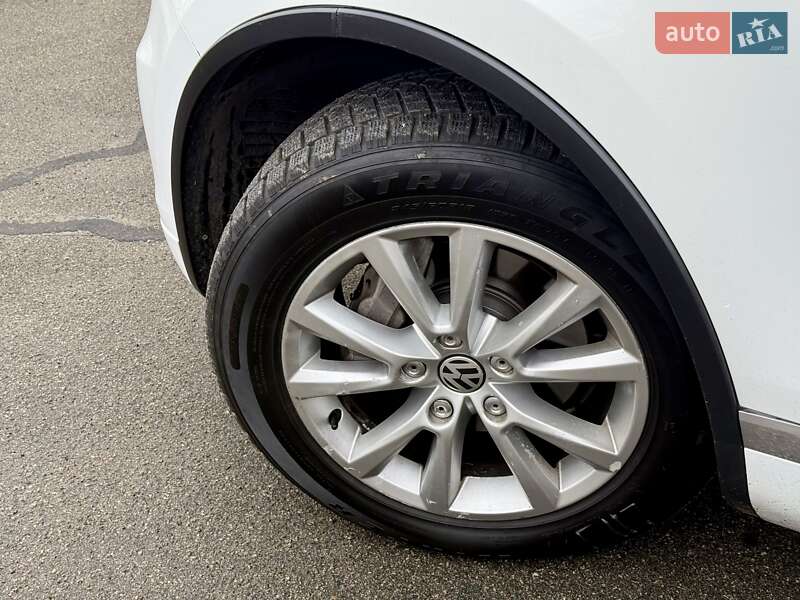 Внедорожник / Кроссовер Volkswagen Touareg 2014 в Киеве