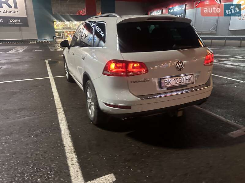 Внедорожник / Кроссовер Volkswagen Touareg 2014 в Ровно