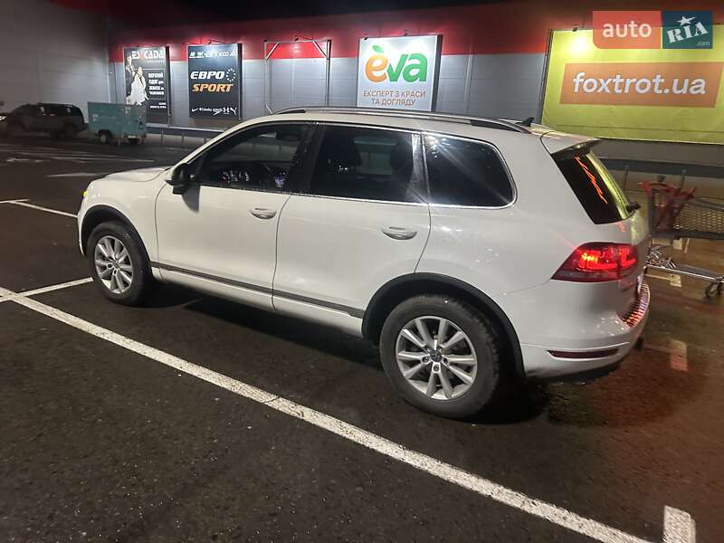 Внедорожник / Кроссовер Volkswagen Touareg 2014 в Ровно