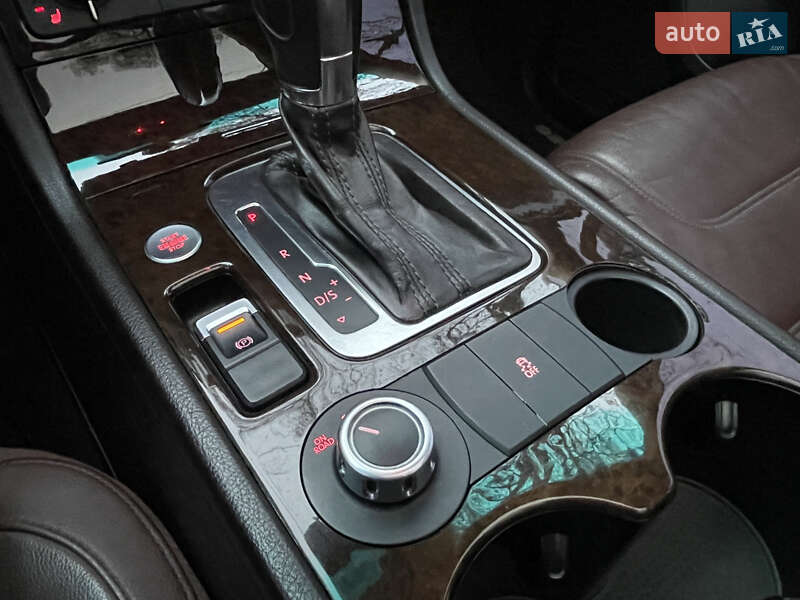 Внедорожник / Кроссовер Volkswagen Touareg 2014 в Николаеве