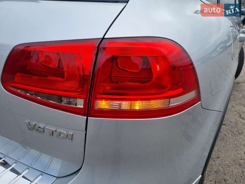 Внедорожник / Кроссовер Volkswagen Touareg 2012 в Ровно