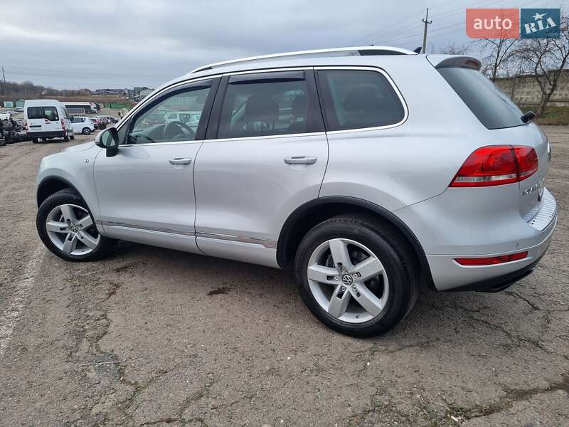 Внедорожник / Кроссовер Volkswagen Touareg 2012 в Ровно
