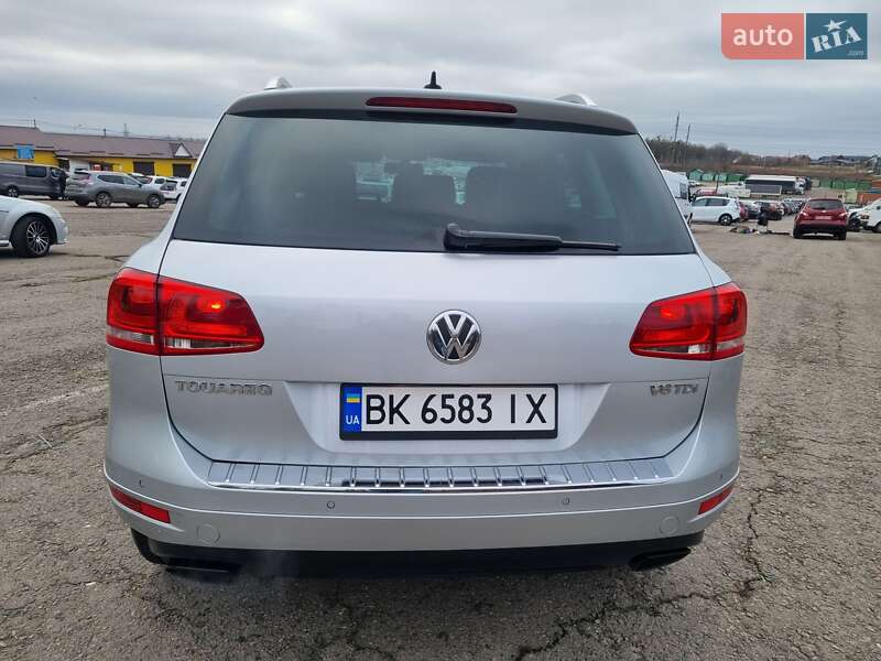 Внедорожник / Кроссовер Volkswagen Touareg 2012 в Ровно