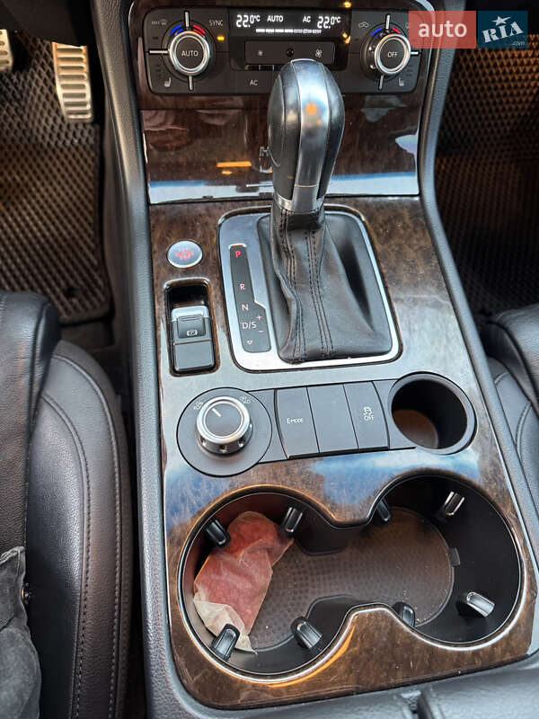 Позашляховик / Кросовер Volkswagen Touareg 2013 в Києві