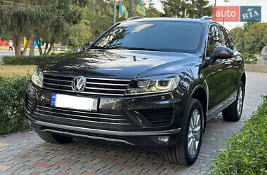 Внедорожник / Кроссовер Volkswagen Touareg 2015 в Вишневом