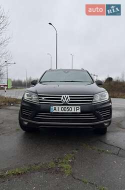 Внедорожник / Кроссовер Volkswagen Touareg 2015 в Буче
