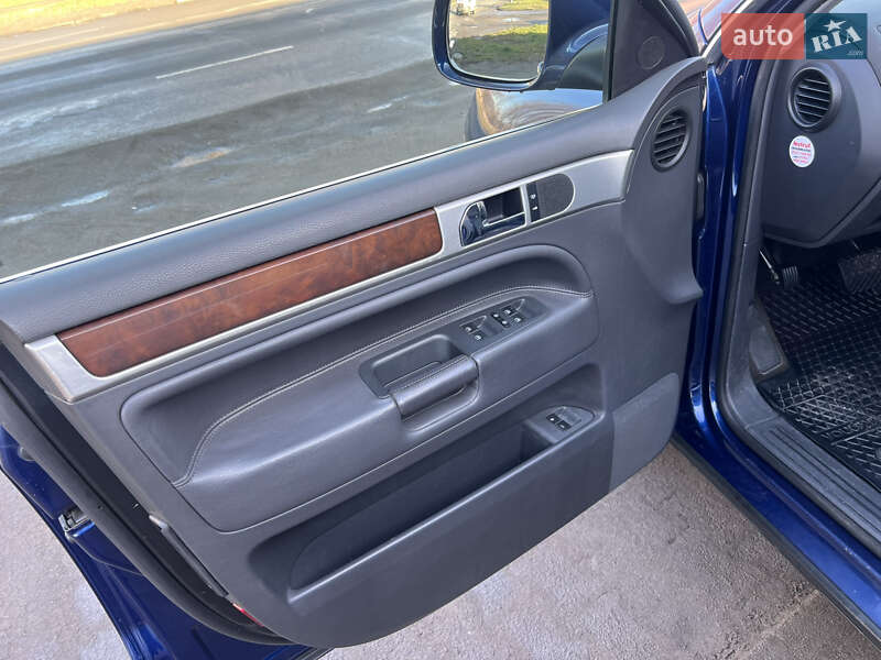 Внедорожник / Кроссовер Volkswagen Touareg 2008 в Черновцах