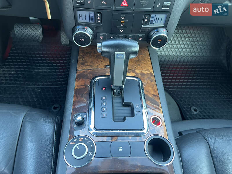 Внедорожник / Кроссовер Volkswagen Touareg 2008 в Черновцах