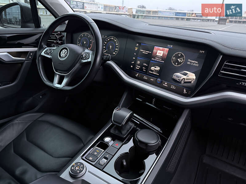 Позашляховик / Кросовер Volkswagen Touareg 2018 в Чернівцях