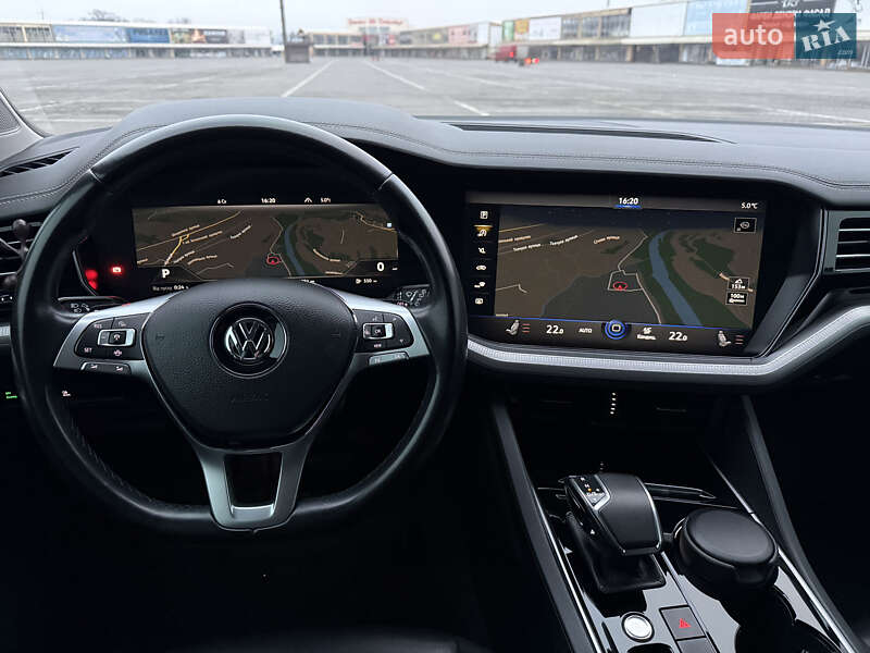 Позашляховик / Кросовер Volkswagen Touareg 2018 в Чернівцях