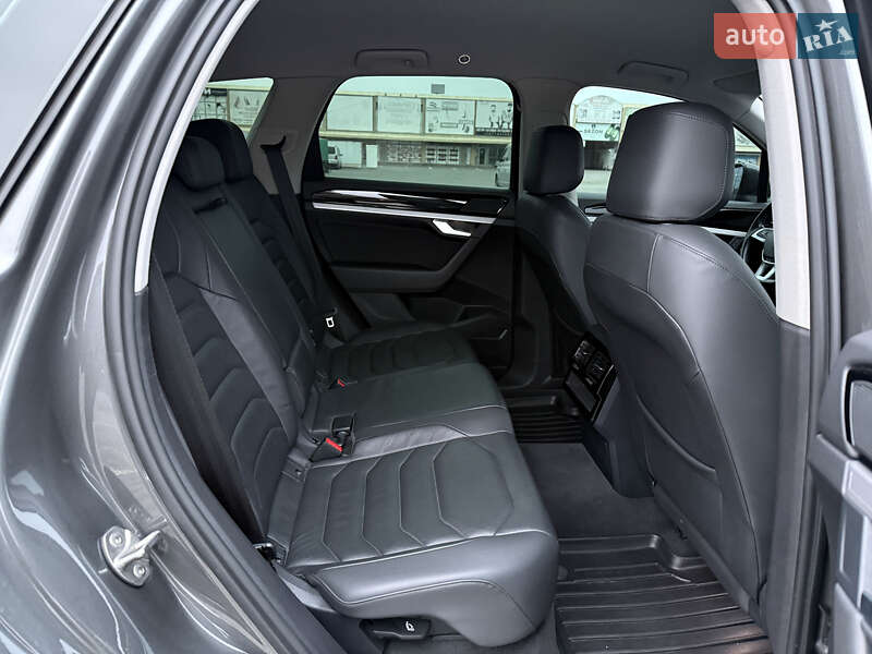 Позашляховик / Кросовер Volkswagen Touareg 2018 в Чернівцях