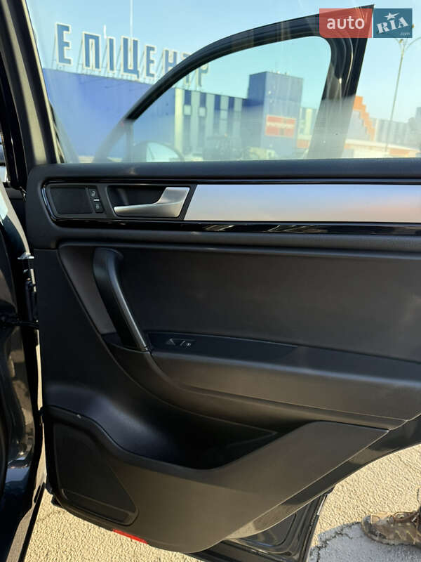 Позашляховик / Кросовер Volkswagen Touareg 2011 в Кам'янець-Подільському