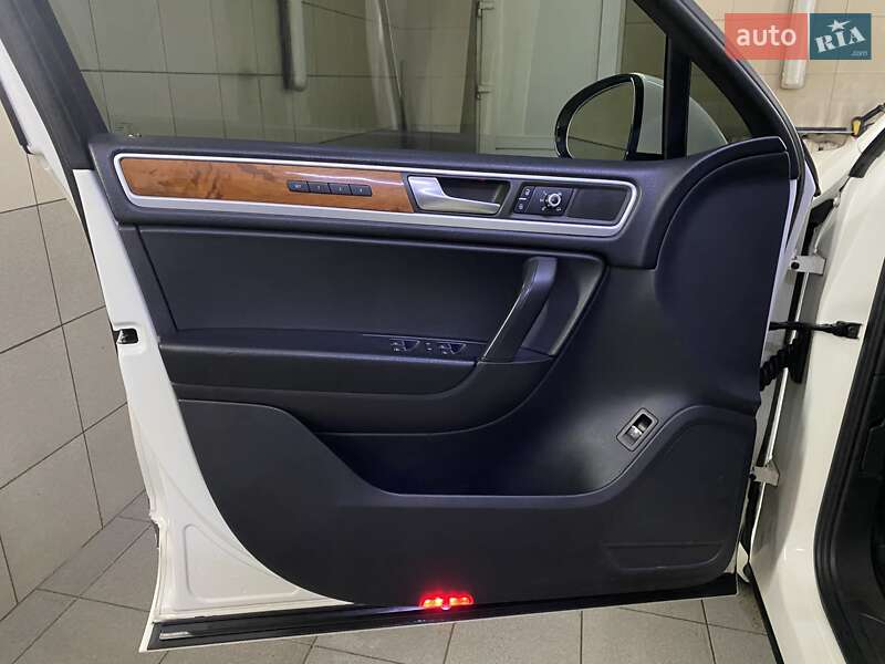 Внедорожник / Кроссовер Volkswagen Touareg 2011 в Умани