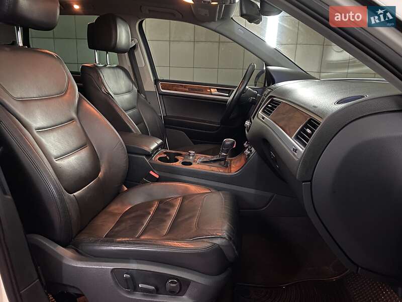 Внедорожник / Кроссовер Volkswagen Touareg 2011 в Умани