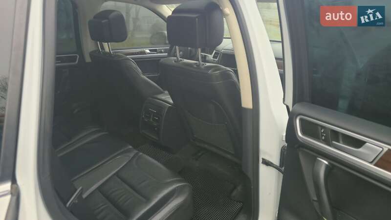 Внедорожник / Кроссовер Volkswagen Touareg 2014 в Львове