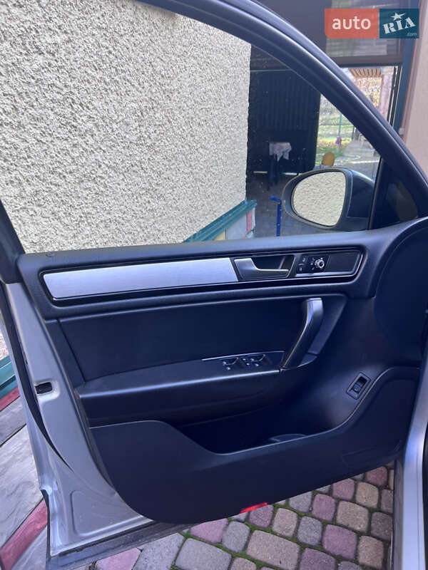 Внедорожник / Кроссовер Volkswagen Touareg 2011 в Тячеве