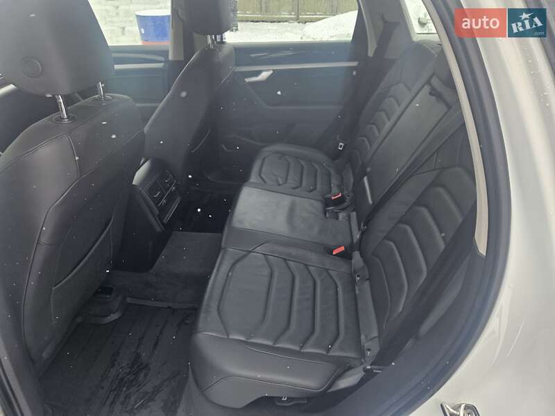 Позашляховик / Кросовер Volkswagen Touareg 2019 в Полтаві