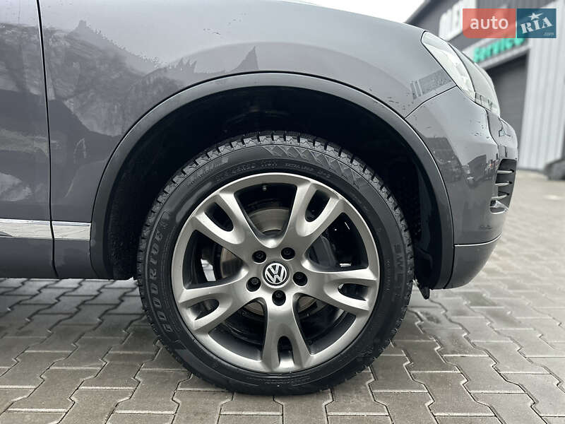 Внедорожник / Кроссовер Volkswagen Touareg 2011 в Владимире