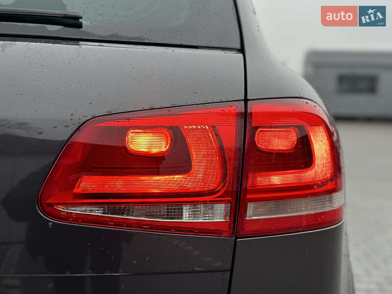 Внедорожник / Кроссовер Volkswagen Touareg 2011 в Владимире