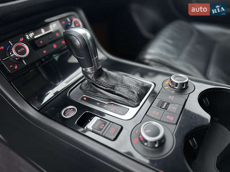 Внедорожник / Кроссовер Volkswagen Touareg 2011 в Владимире