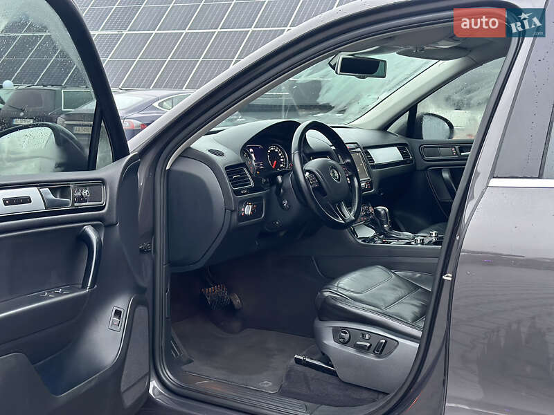 Внедорожник / Кроссовер Volkswagen Touareg 2011 в Владимире