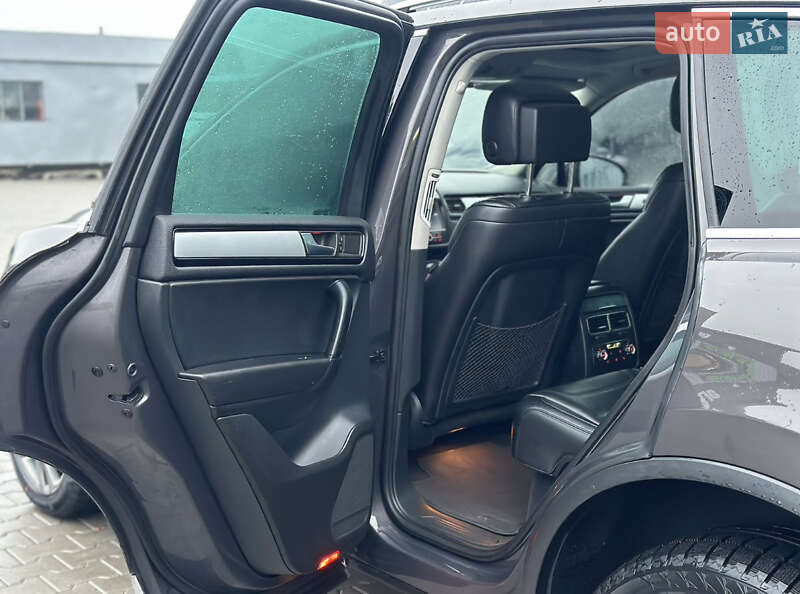 Внедорожник / Кроссовер Volkswagen Touareg 2011 в Владимире