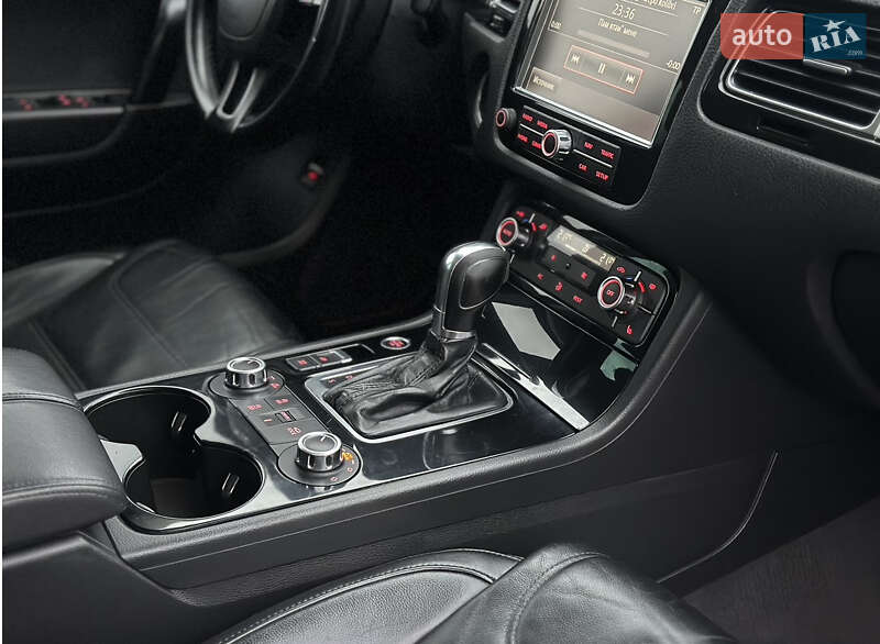 Внедорожник / Кроссовер Volkswagen Touareg 2011 в Владимире