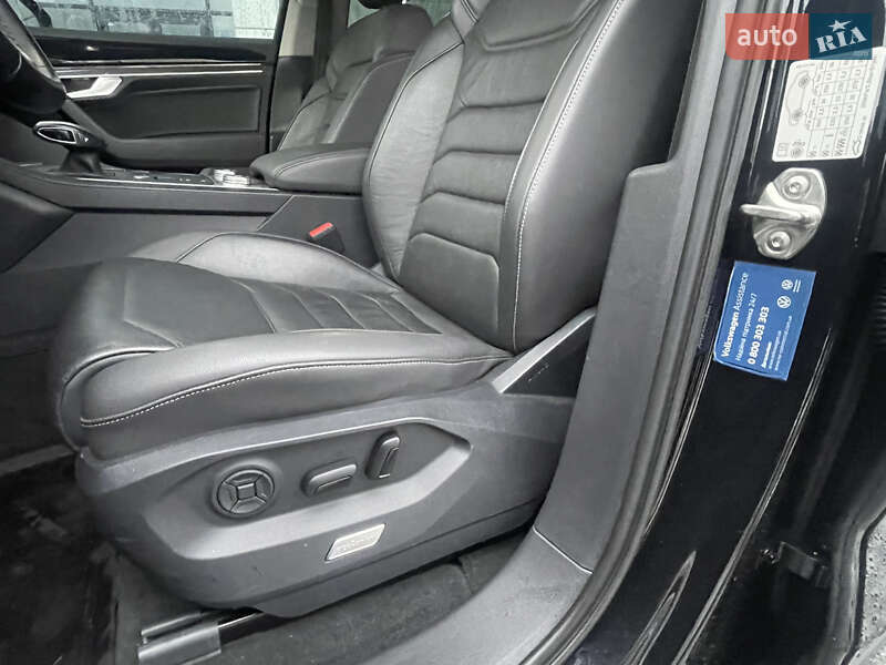 Позашляховик / Кросовер Volkswagen Touareg 2021 в Харкові