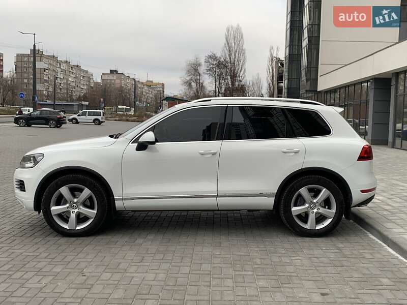 Внедорожник / Кроссовер Volkswagen Touareg 2012 в Днепре
