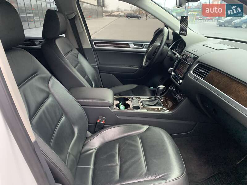 Внедорожник / Кроссовер Volkswagen Touareg 2012 в Днепре