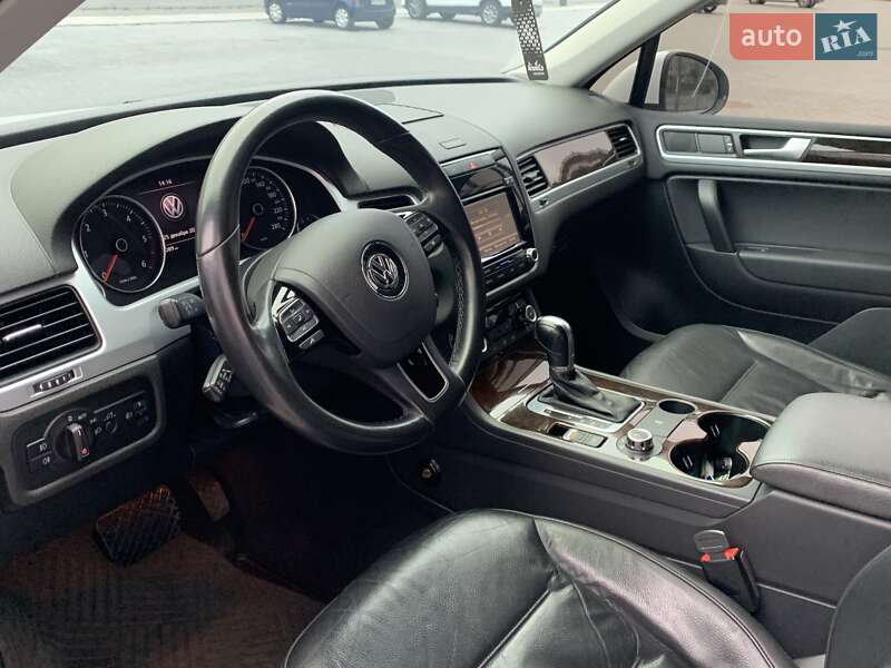 Внедорожник / Кроссовер Volkswagen Touareg 2012 в Днепре