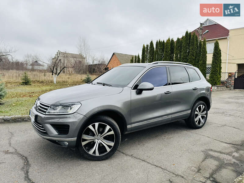 Внедорожник / Кроссовер Volkswagen Touareg 2016 в Ромнах
