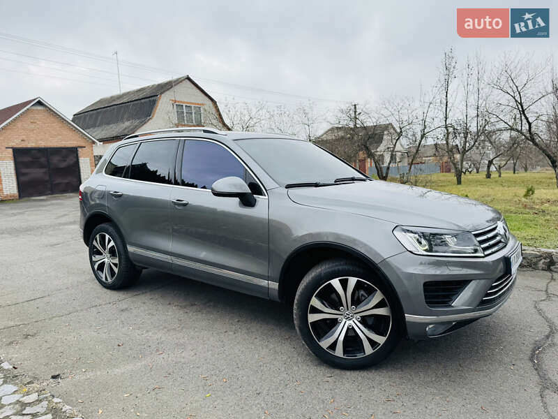 Внедорожник / Кроссовер Volkswagen Touareg 2016 в Ромнах