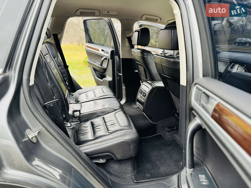 Внедорожник / Кроссовер Volkswagen Touareg 2016 в Ромнах