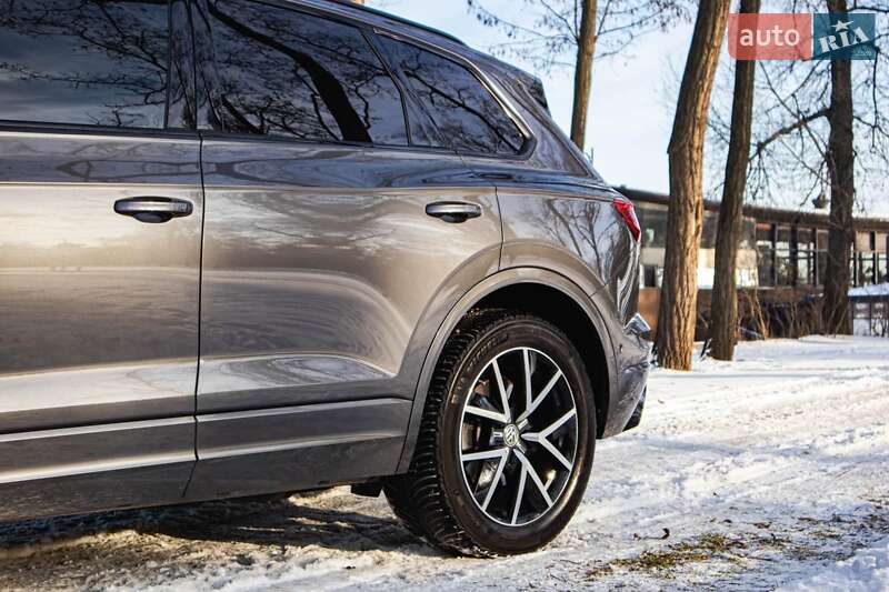 Внедорожник / Кроссовер Volkswagen Touareg 2019 в Киеве
