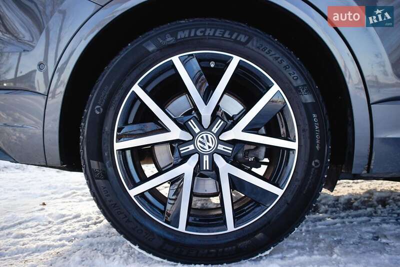 Внедорожник / Кроссовер Volkswagen Touareg 2019 в Киеве