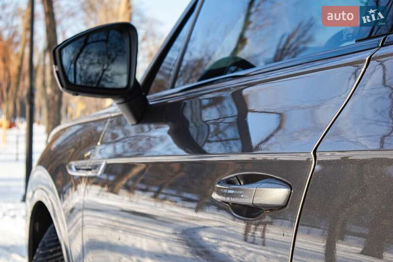 Внедорожник / Кроссовер Volkswagen Touareg 2019 в Киеве
