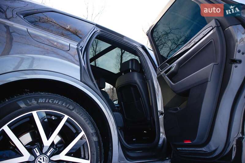 Внедорожник / Кроссовер Volkswagen Touareg 2019 в Киеве