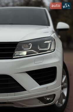 Позашляховик / Кросовер Volkswagen Touareg 2015 в Києві