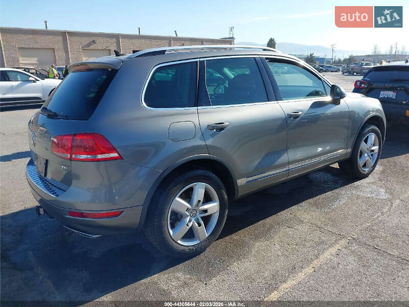 Внедорожник / Кроссовер Volkswagen Touareg 2014 в Ровно