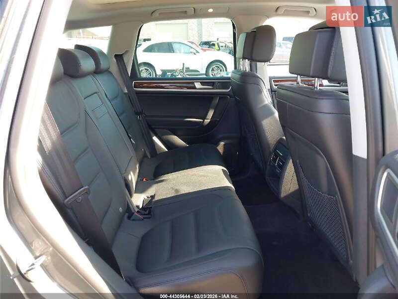 Внедорожник / Кроссовер Volkswagen Touareg 2014 в Ровно