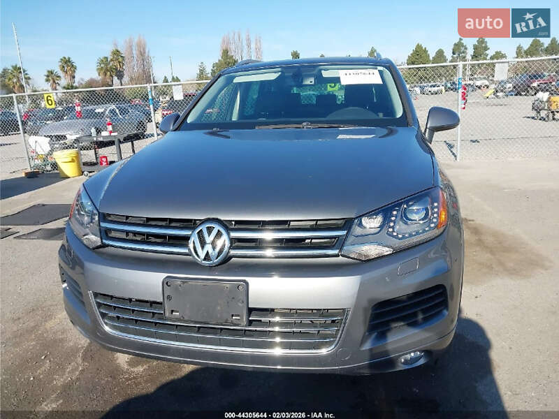 Внедорожник / Кроссовер Volkswagen Touareg 2014 в Ровно