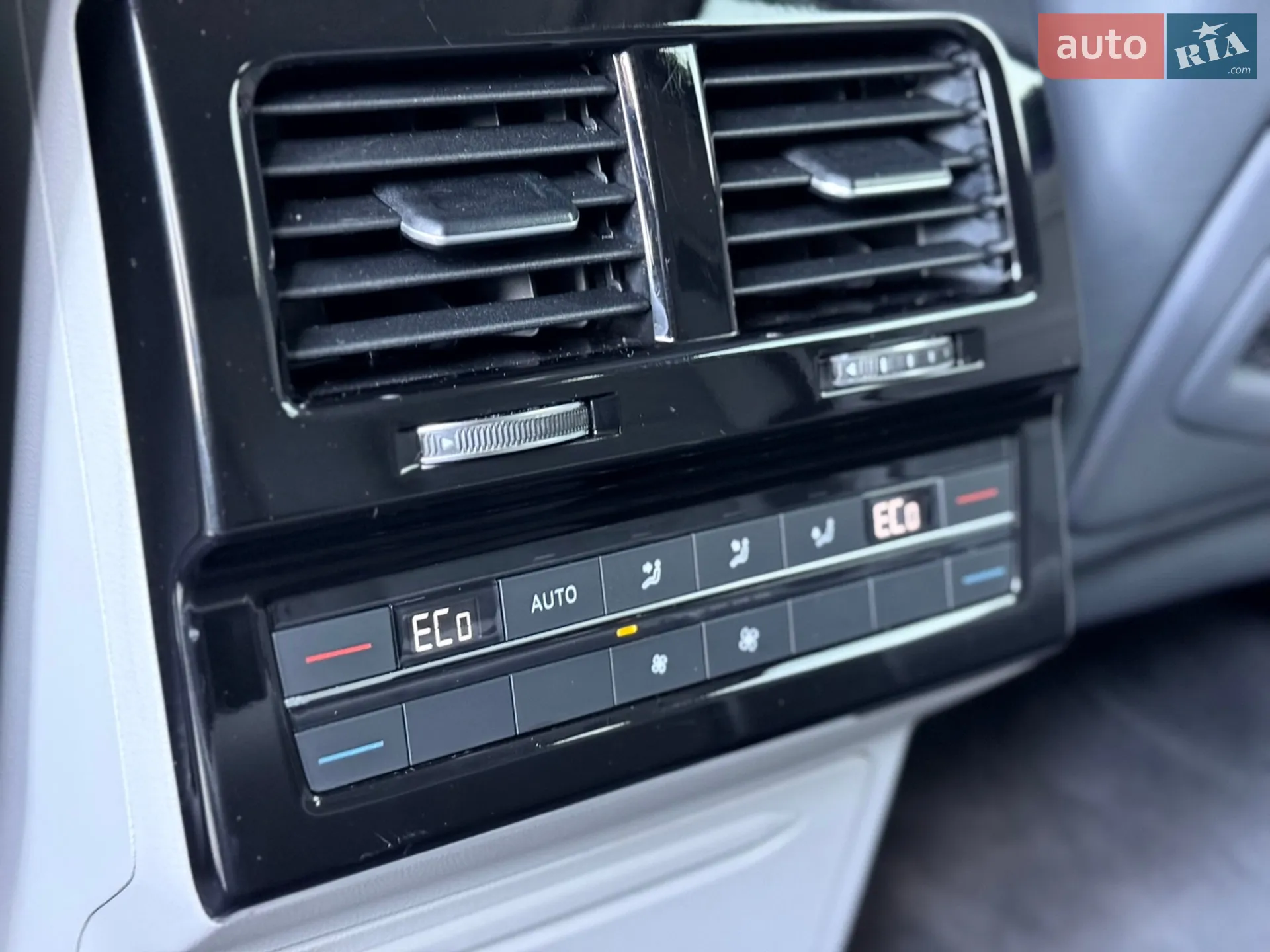 2018 Volkswagen Touareg - мініатюра 42