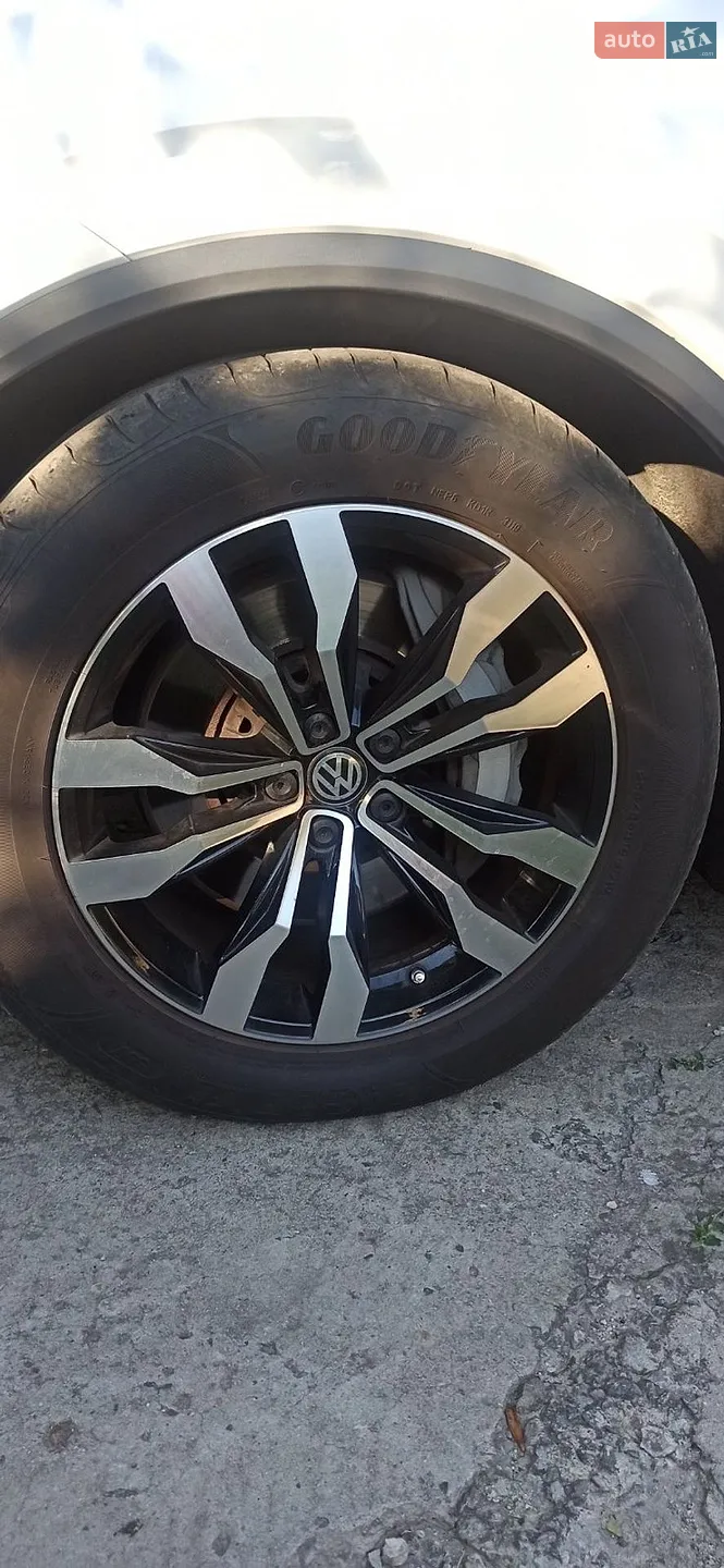 2019 Volkswagen Touareg - мініатюра 2