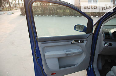 Седан Volkswagen Touran 2003 в 