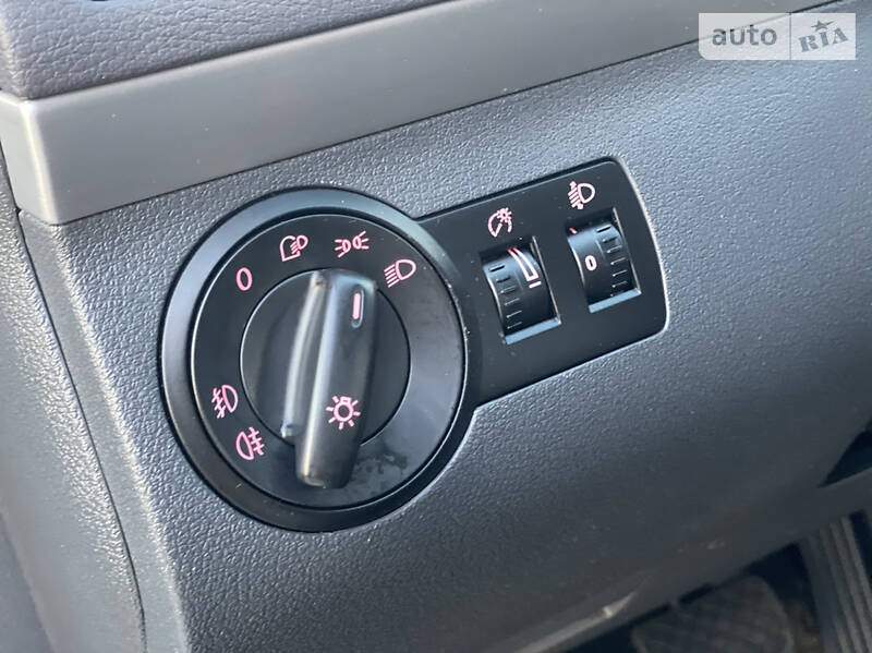 Мінівен Volkswagen Touran 2008 в Рівному