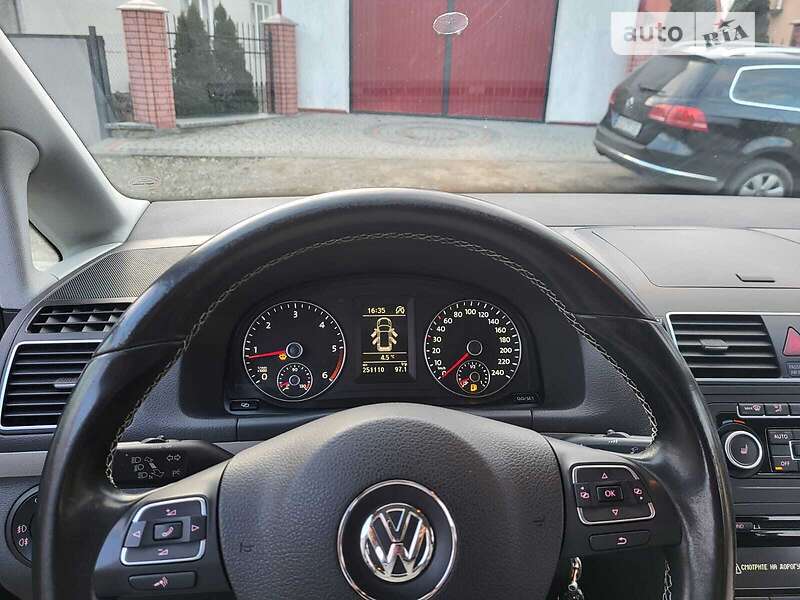Микровэн Volkswagen Touran 2012 в Черновцах