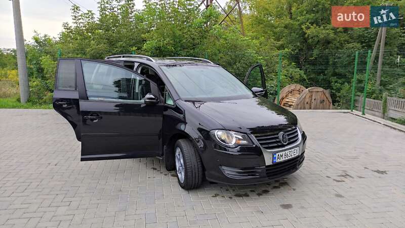 Минивэн Volkswagen Touran 2010 в Житомире