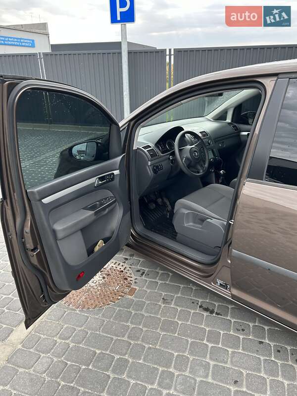 Микровэн Volkswagen Touran 2011 в Иршаве